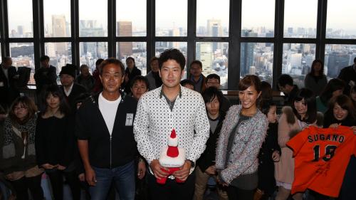 東京タワーの特設ブースで行われた公開収録に出演した菅野（中央）。左は番組ホストの水野氏