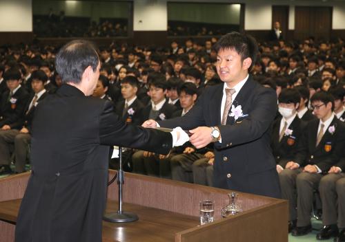 大阪桐蔭の卒業式で、日本学生野球協会からの表彰状を受け取る森