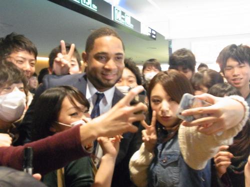 羽田空港で修学旅行の高校生に囲まれるヤクルト・バレンティン