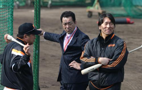槙原氏（中央）、岡崎二軍監督（左）と話す松井臨時コーチ