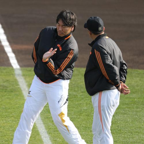 村田打撃コーチと打撃論議をかわす松井臨時コーチ