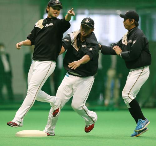 走塁練習で二塁に殺到する（左から）谷口、中田、今浪