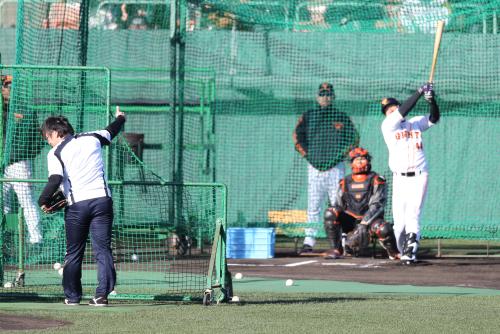 打撃投手を務めた松井臨時コーチは大田の打撃にサムアップ
