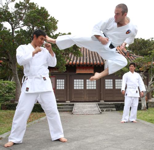 琉球空手を学ぶ阪神・山本（左）と梅野（右）