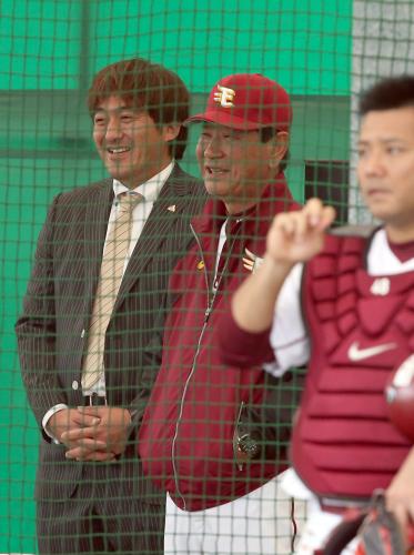 野球評論家の石井一久氏（左）と談笑する星野監督