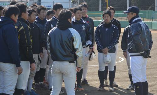 銚子キャンプの練習前にナインにゲキを飛ばす立大・溝口新監督（右端）
