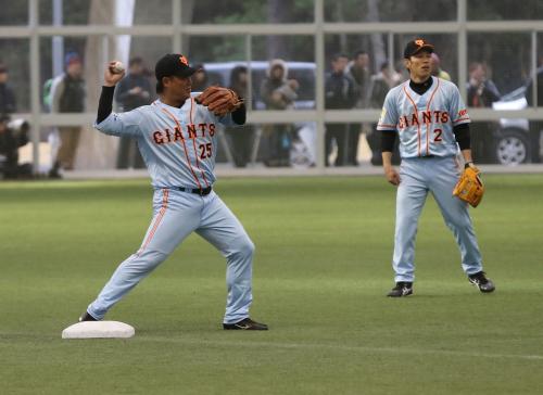 二塁のベースカバーに入り一塁に送球する村田。右は井端