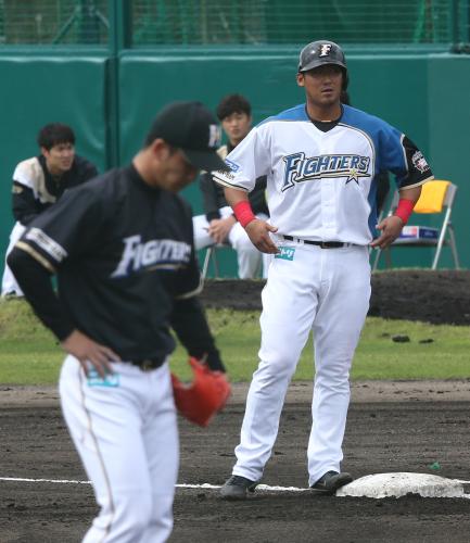 初回、適時打を放った中田（右）。左は斎藤