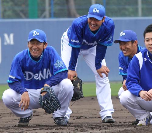 笑顔で練習を見つめる（左から）三浦、尚成、久保