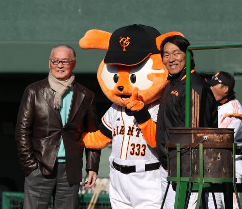 ジャビット（中央）と笑顔で記念撮影する巨人・松井臨時コーチ（右）と長嶋茂雄終身名誉監督