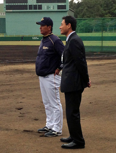 オリックスキャンプを視察に訪れた前田智徳氏（右）と森脇監督