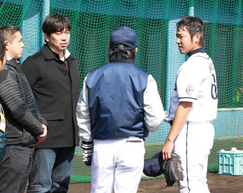 フリー打撃の登板を終え、清川コーチ（中）を交え野茂氏（左）と話をする菊池