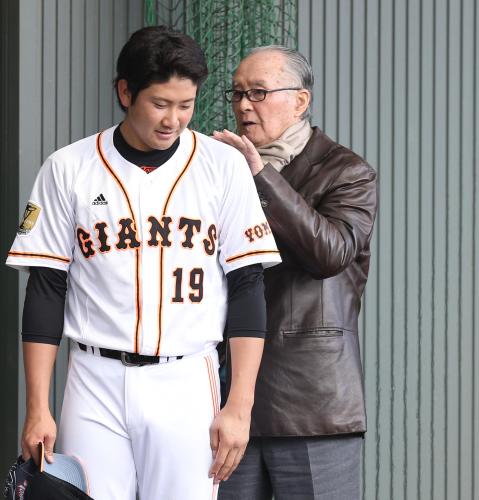 投球練習を終えた菅野（左）の背中に触れ声をかける長嶋終身名誉監督