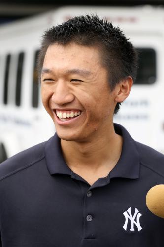 記者の質問に笑顔で答えるヤンキース傘下マイナーでプレーする加藤