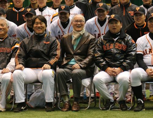 記念撮影で笑顔を見せる（左から）松井臨時コーチ、長嶋茂雄終身名誉監督、岡崎二軍監督