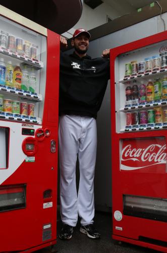 ２メート１６センチのテスト生のファンミルは自動販売機を軽々超える長身