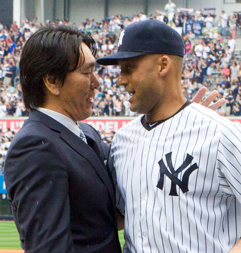昨年、松井氏（左）のヤンキース引退式でジーターと言葉を交わす