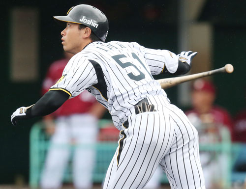 ＜神・楽＞５回、伊藤隼が右中間に本塁打を放つ