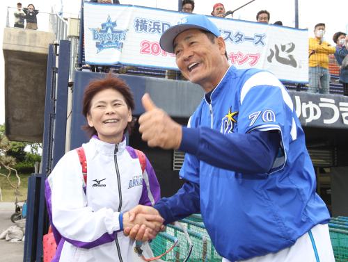 球場を訪れた宇津木・元ソフトボール日本代表監督（左）と握手を交わす中畑監督