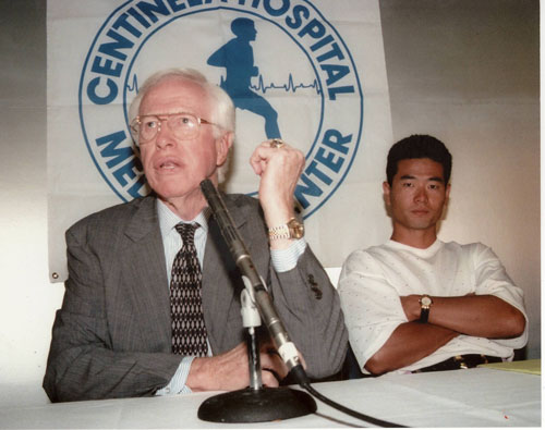９５年、巨人の桑田氏（右）に手術を行ったジョーブ博士