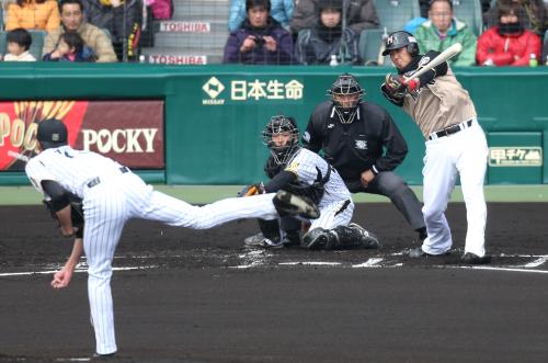 ＜神・日＞初回２死二塁、中田は藤浪の前に空振りの三振に倒れる