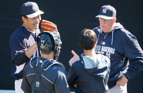 投球練習後、ロスチャイルド投手コーチ（右）らと話をする田中