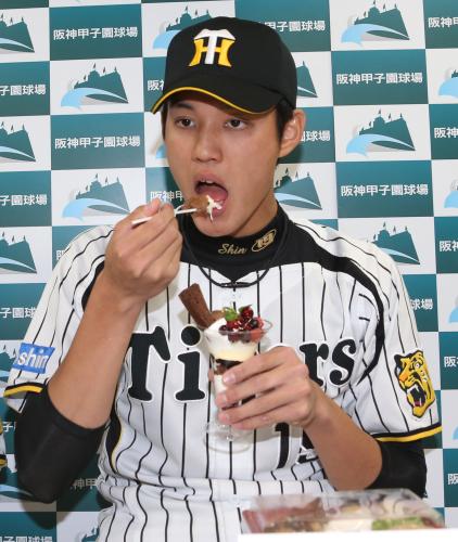 阪神甲子園球場とのコラボメニュー「晋太郎のチョコベリーパフェ」を試食する藤浪