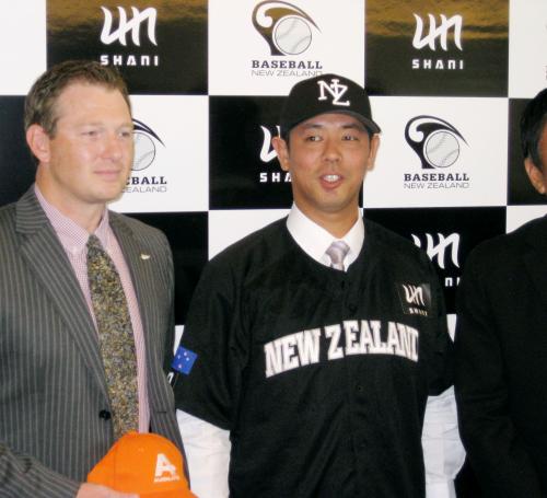 ニュージーランド野球連盟のＧＭ補佐兼代表チーム統括コーチに就任、記者会見で写真に納まるロッテなどで活躍した清水直行投手