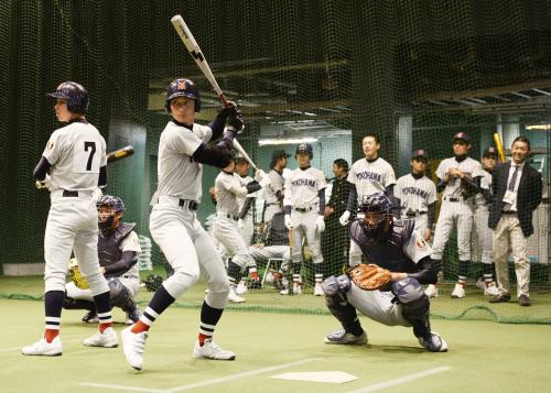 試合が雨で順延となり、室内練習場で調整する横浜ナイン