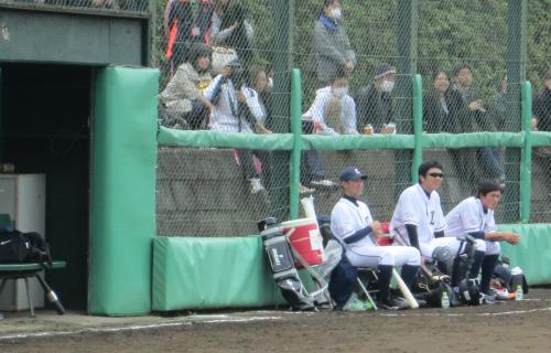 インフルエンザ感染防止のため、特設ベンチで待機する（左から）大崎、上本、斉藤
