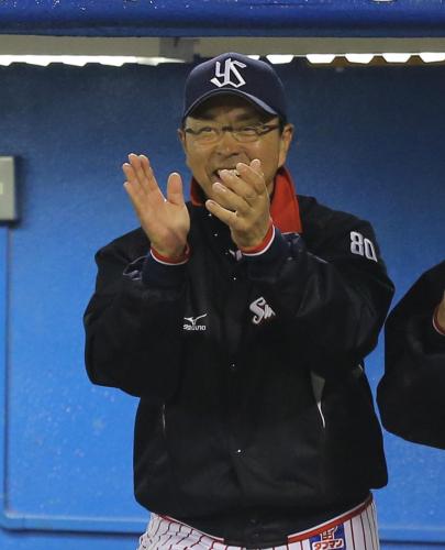 初回１死一、三塁で左中間３ランを放った西浦を迎えるヤクルト・小川監督は満面の笑み