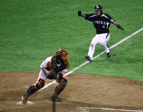 ＜巨・神２＞阪神の勝ち越し点＝９回表無死満塁から西岡のゴロを捕球したロペスはそのまま一塁ベースを踏み本塁へ送球。捕手・阿部は本塁を踏んだだけで走者・上本にはタッチせず