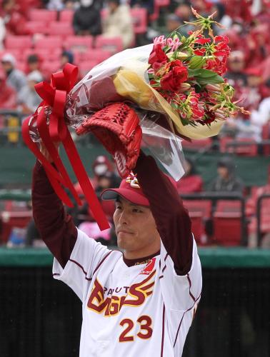 連続守備機会無失策の日本プロ野球記録を更新し、花束を手にファンの歓声に応える楽天・聖沢
