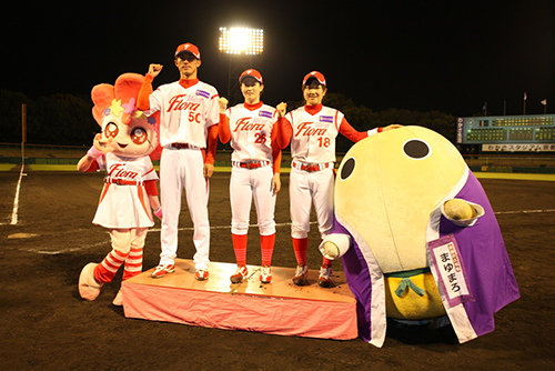 開幕戦を勝利で飾った（左から）フローラ松村監督、矢野、小西美