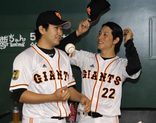 ＜巨・広＞試合終了直後、ホッとした表情で談笑する菅野（左）と小林