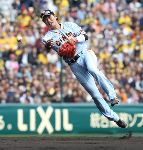 ＜神・巨＞初回１死、坂本は大和の打球を処理し一塁へジャンピングスロー