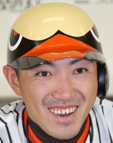 ８月に着用する初代・福岡ダイエーホークスのヘルメット。鷹の目がデザインされ「ガッチャマンヘルメット」と呼ばれ人気