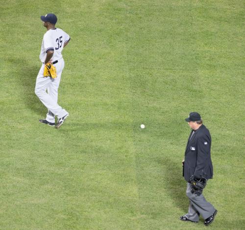 不正投球で退場を宣告されたヤンキースの先発ピネダ（左）はふてくされた態度でグラウンドを後にする
