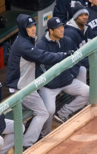 ＜レッドソックス・ヤンキース＞ベンチから試合を見守る（左から）田中、黒田、サバシア