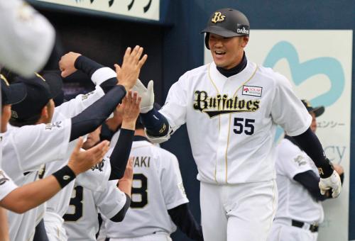 ４回１死、オリックス・Ｔ－岡田が右中間に３号勝ち越しソロを放ちナインとハイタッチ