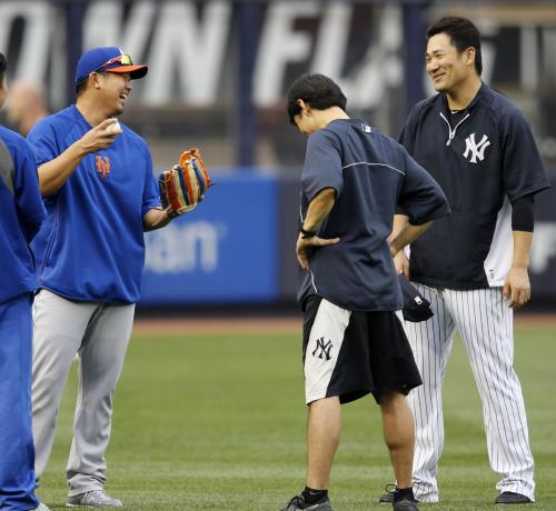 試合前、ヤンキース・田中（右）と談笑するメッツ・松坂（左）