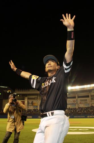 ＜ロ・ソ＞プロ野球９万５０００号が決勝弾を放った松田はスタンドに手を振る