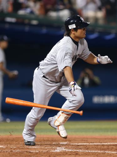 ＜Ｄ・中＞５回２死、平田は本塁打を放つ
