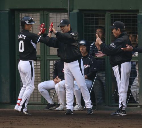＜広・神＞３回２死、プロ初本塁打の大和（左）を迎える和田監督（中央）