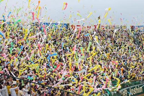 風船を飛ばして盛り上がる甲子園の阪神ファン