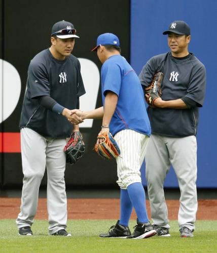 試合前、メッツ・松坂（中央）と握手するヤンキース・田中。右は黒田