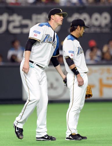 ９回、ロッテ・岡田に決勝のバント安打を許した日本ハムの３番手クロッタ（左）とぼうぜんとする三塁手飯山