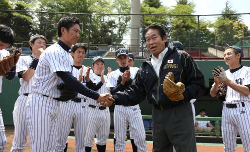 俳優・工藤阿須加（左）とのキャッチボールを終え笑顔で握手をかわす侍ジャパン・鹿取ＴＤ