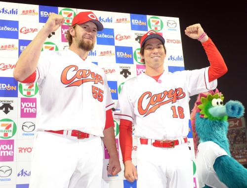 ＜広・ロ＞投打のヒーロー、前田健（右）とエルドレッドは笑顔でガッツポーズ