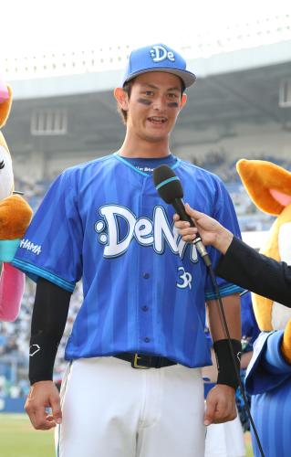 ＜ロ・Ｄ＞プロ初打席初本塁打でヒーローインタビューを受ける乙坂
